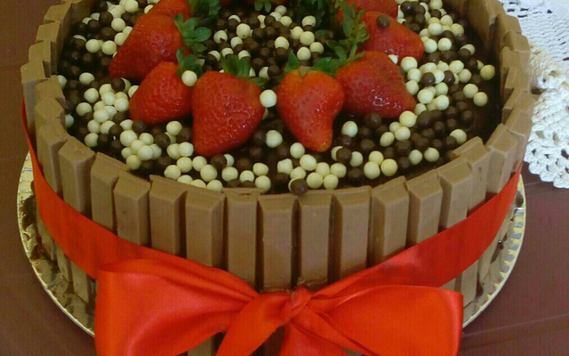 Bolo de chocolate com cobertura de ganache e morango