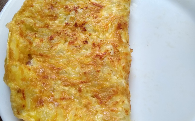 Omelete de batata com presunto e queijo