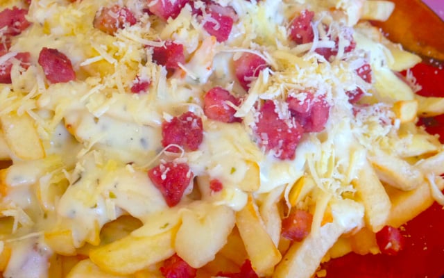 Batata frita com queijo cremoso e calabresa