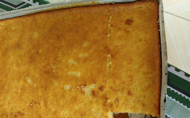 Bolo de milho com coco e leite condensado