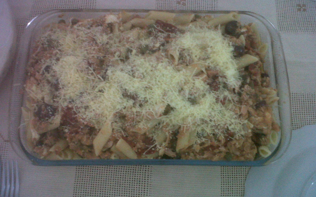 Penne com atum e alcaparras