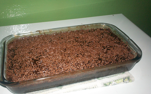 Receita fácil de bolo molhado de chocolate