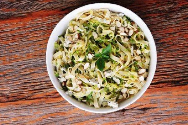 Talharim com alho poró, abobrinhas e amêndoas