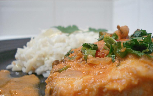 Postas de cação ao molho vermelho com coco