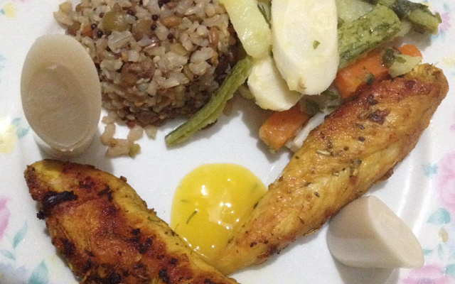 Frango com alecrim e legumes salteados