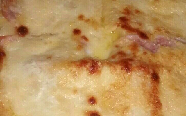 Lasanha de queijo e presunto ao molho branco