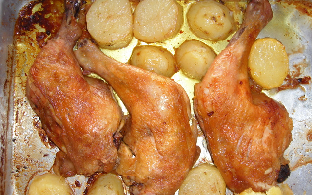 Frango assado no limão com batatas