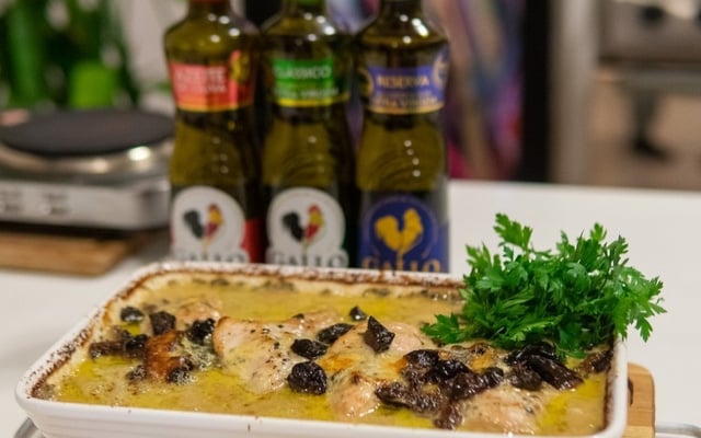 Peito de frango gratinado com gorgonzola e ameixa