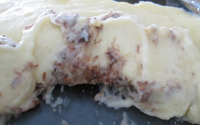 Escondidinho de carne de sol com batata e creme com requeijão.