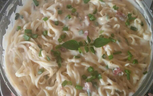 Macarrão fácil à carbonara com molho branco e majericão