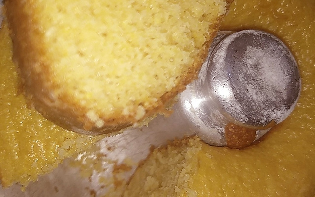 Bolo de fubá com queijo parmesão