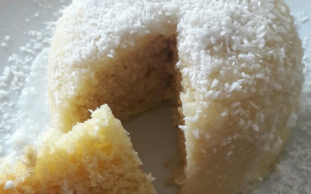 Bolo de leite de coco de caneca