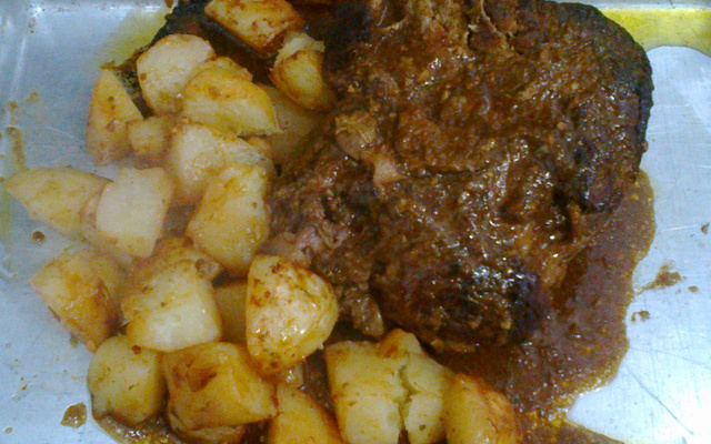 Carne assada no saquinho com batatas