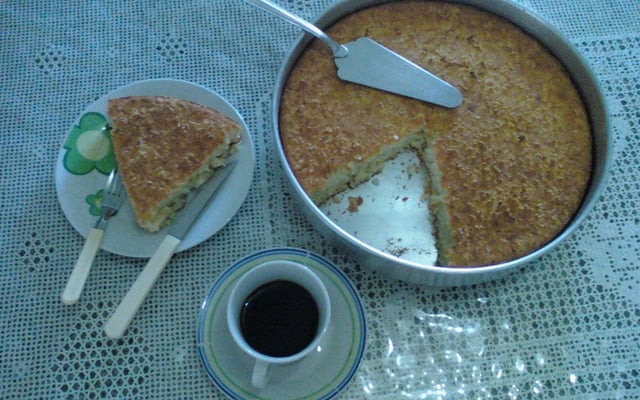 Bolo de fubá de liquidificador com coco