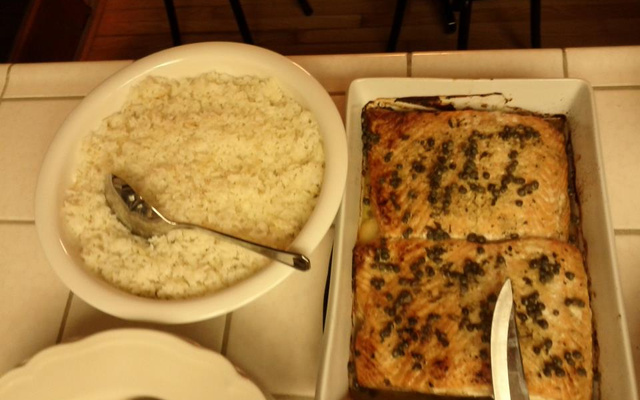 Salmão ao molho de alcaparras