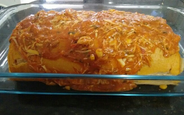 Rocambole de arroz com recheio de frango