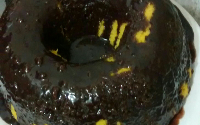 Bolo de cenoura com calda de chocolate de microondas
