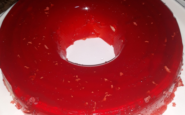 Gelatina recheada fácil e prática