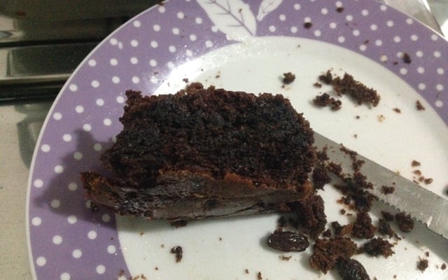 Bolo de chocolate fácil com ameixa e passas