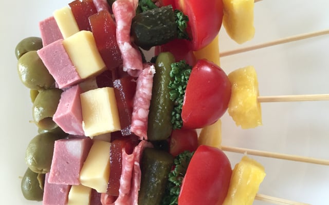 Espetinhos de frios e doces