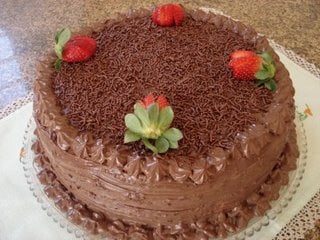 Bolo prestígio com morangos