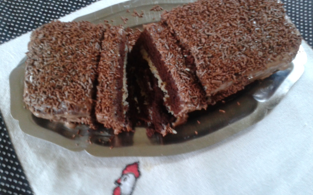 Bolo de chocolate com cobertura de creme de leite com chocolate meio amargo