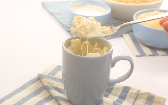 Macarrão com queijo na caneca 