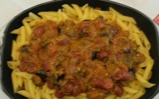 Macarrão com molho de calabresa e berinjela