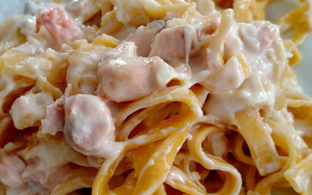 Macarrão com salmão e camarão