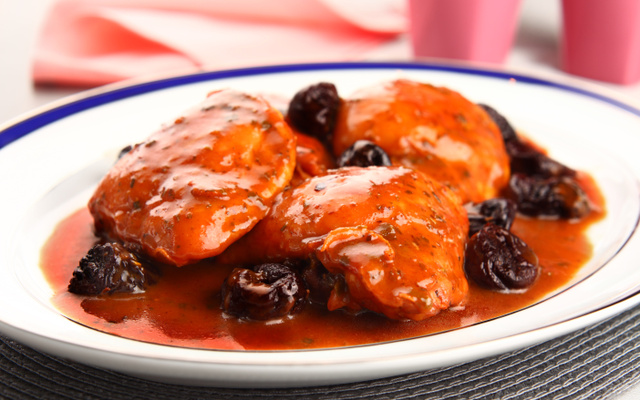 Sobrecoxas assadas com ameixa, vinho madeira e suco de laranja