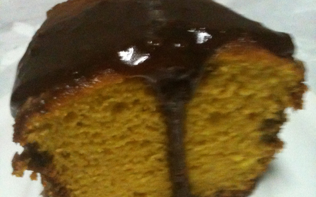 Bolo de cenoura com calda de chocolate que derrete na boca