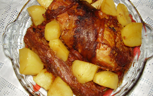 Carne assada com batatas