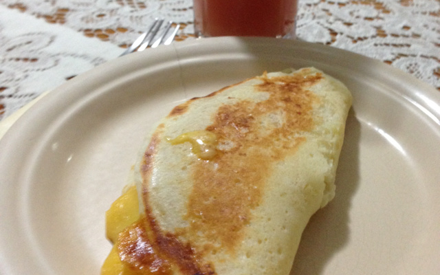 Pão de queijo de frigideira recheado