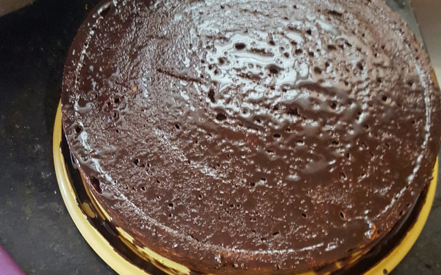 Bolo de cenoura mesclado com chocolate de liquidificador