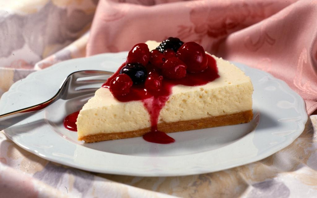 Torta Galak com calda de frutas vermelhas