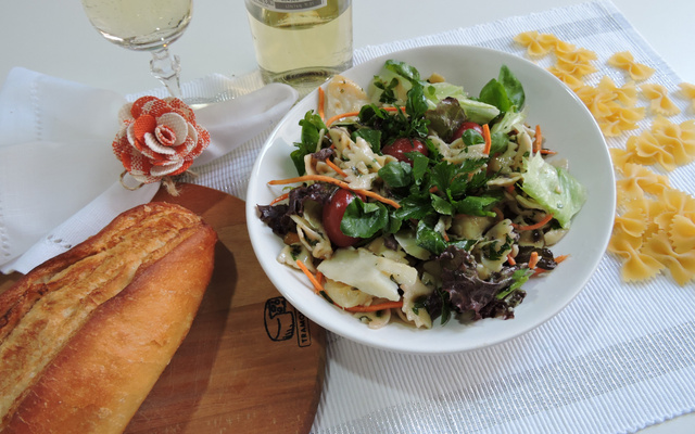 Salada de macarrão ao molho de agrião e bacalhau para o Natal