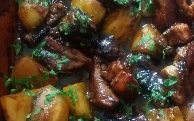 Costela ao molho barbecue com batatas