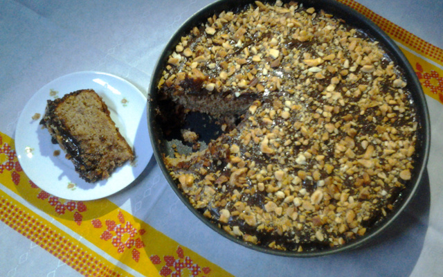 Bolo integral com brigadeiro e castanha-do-Pará