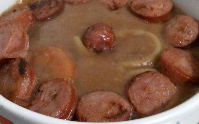 Sopa de feijão com macarrão e legumes