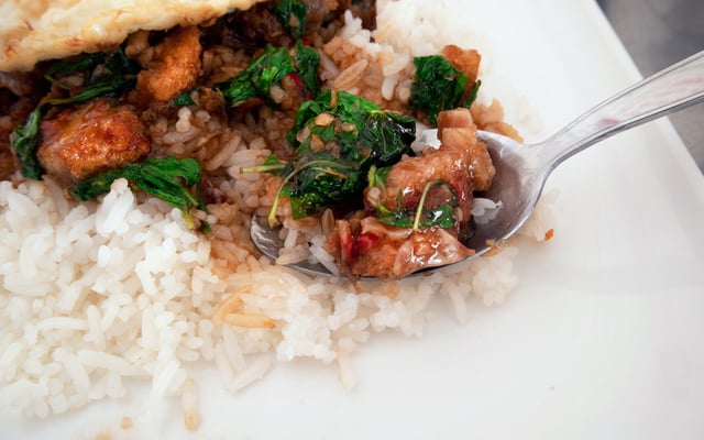 Barriga de porco com arroz ao caldo de feijão, ovo e banana