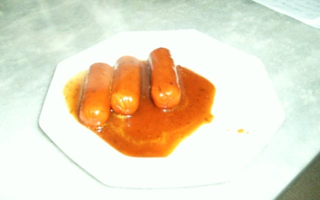 Pão com salsicha de molho doido