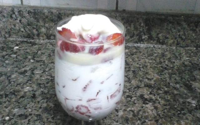 Morango com chantilly e suspiro