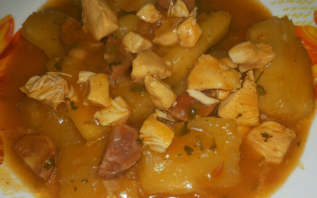Cozido de aipim com calabresa e frango