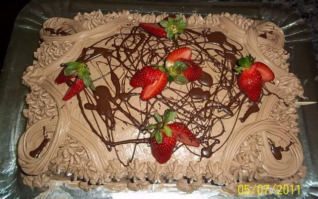 Bolo de chocolate com morango trufado - fácil e econômico