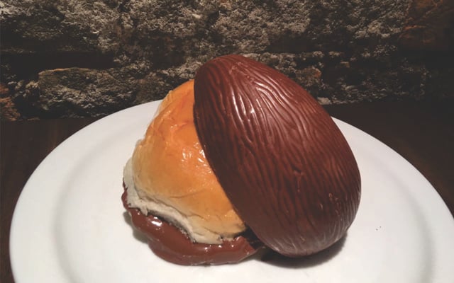 Pão com ovo de Páscoa do Família Burger