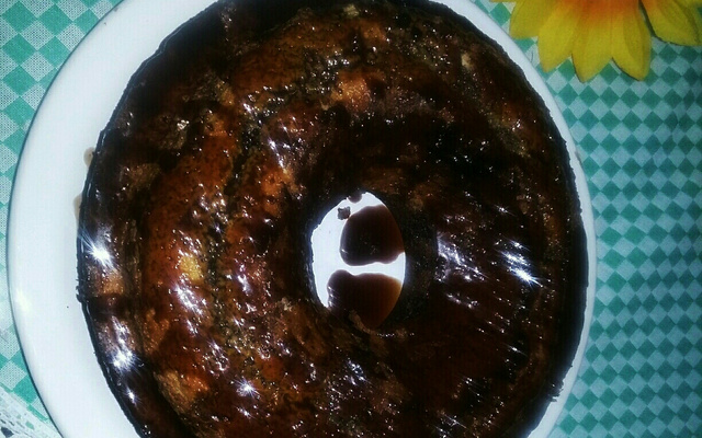 Bolo simples de liquidificador com cobertura de chocolate