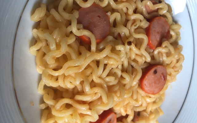 Macarrão com molho de salsicha