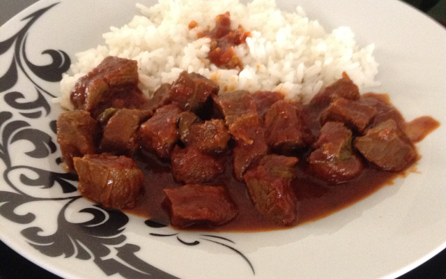 Carne macia ao molho de tomates e cerveja