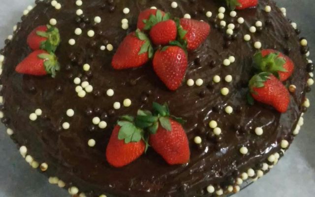 Bolo de chocolate com morangos