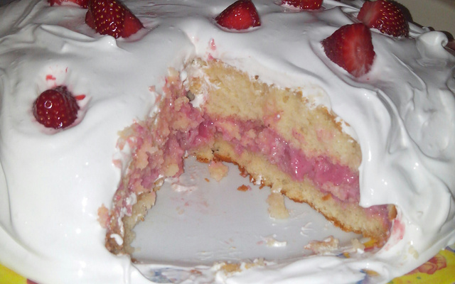 Bolo de morango e marshmallow